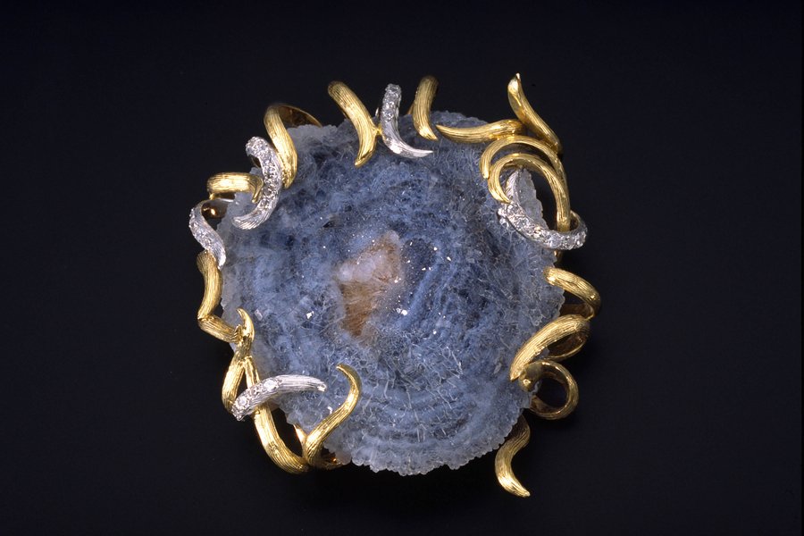 Brooch, 1962, by Andrew Grima. 18ct gold set with crystallised agate. 
