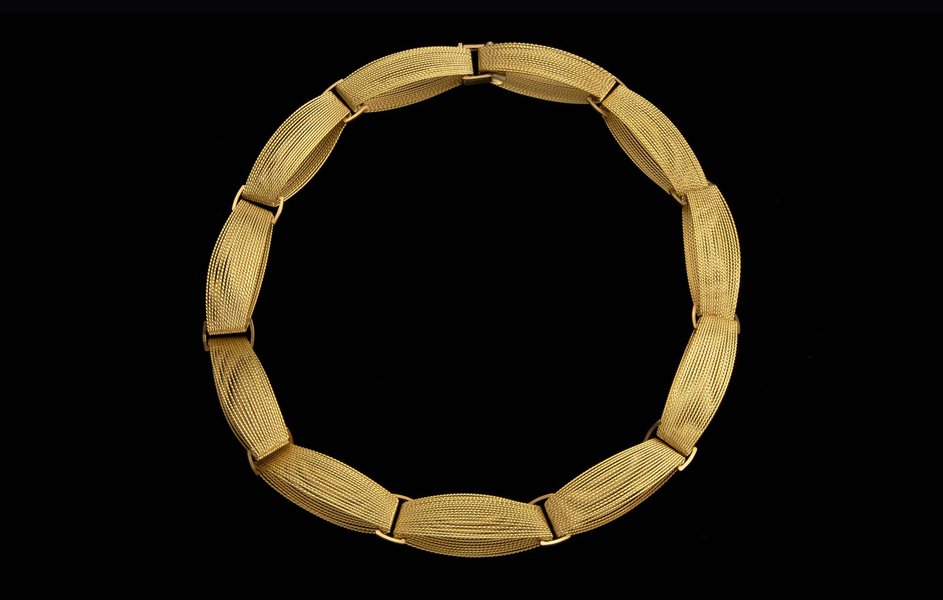 Necklace, 2001, by Andrew Lamb. 18ct yellow gold. 
